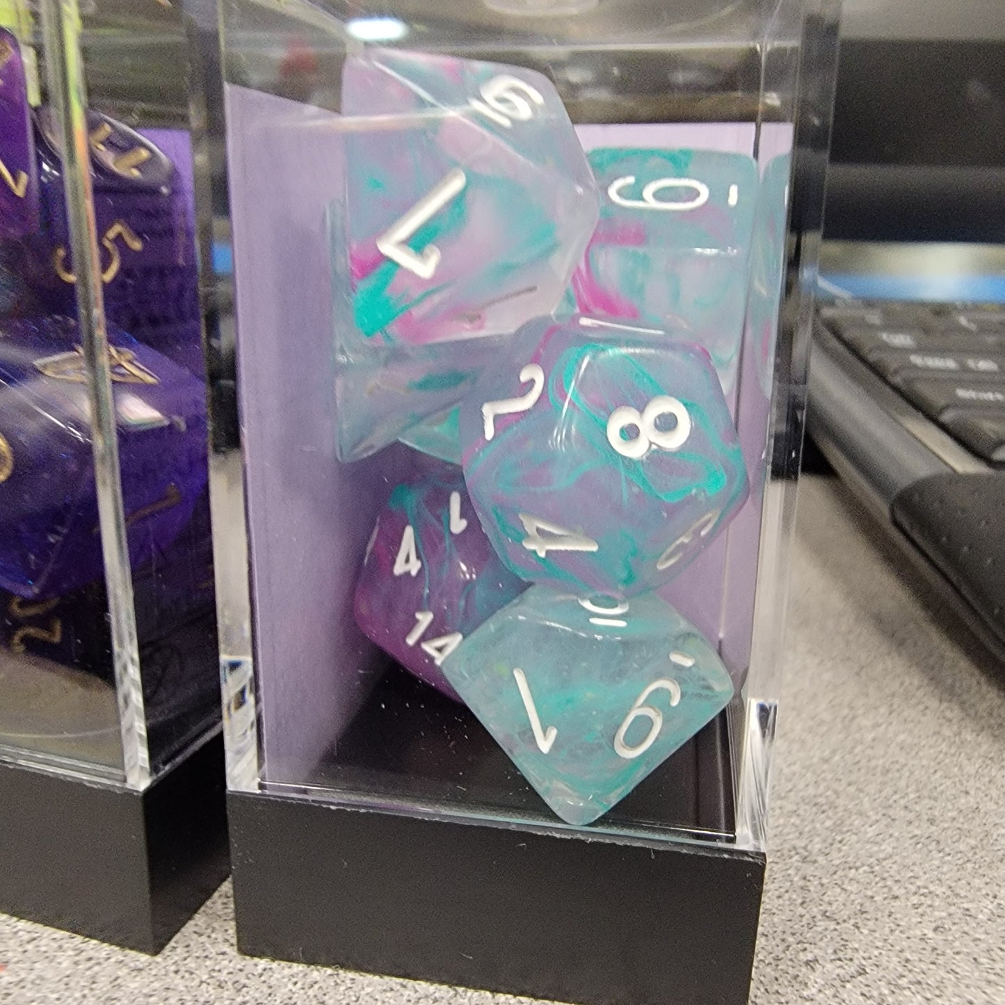 CHESSEX Nebula Wisteria/white 7 Dice Set
